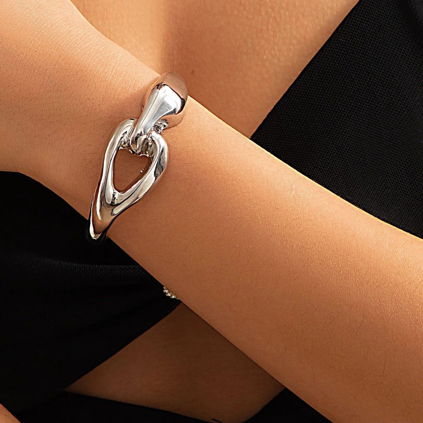 Fluid Elegance Necklace - Instantly Elevate Your Style