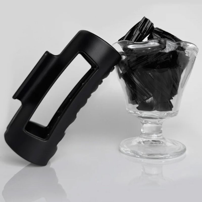 Close-up of silicone teeth for non-slip hair grip – large black hair clip
