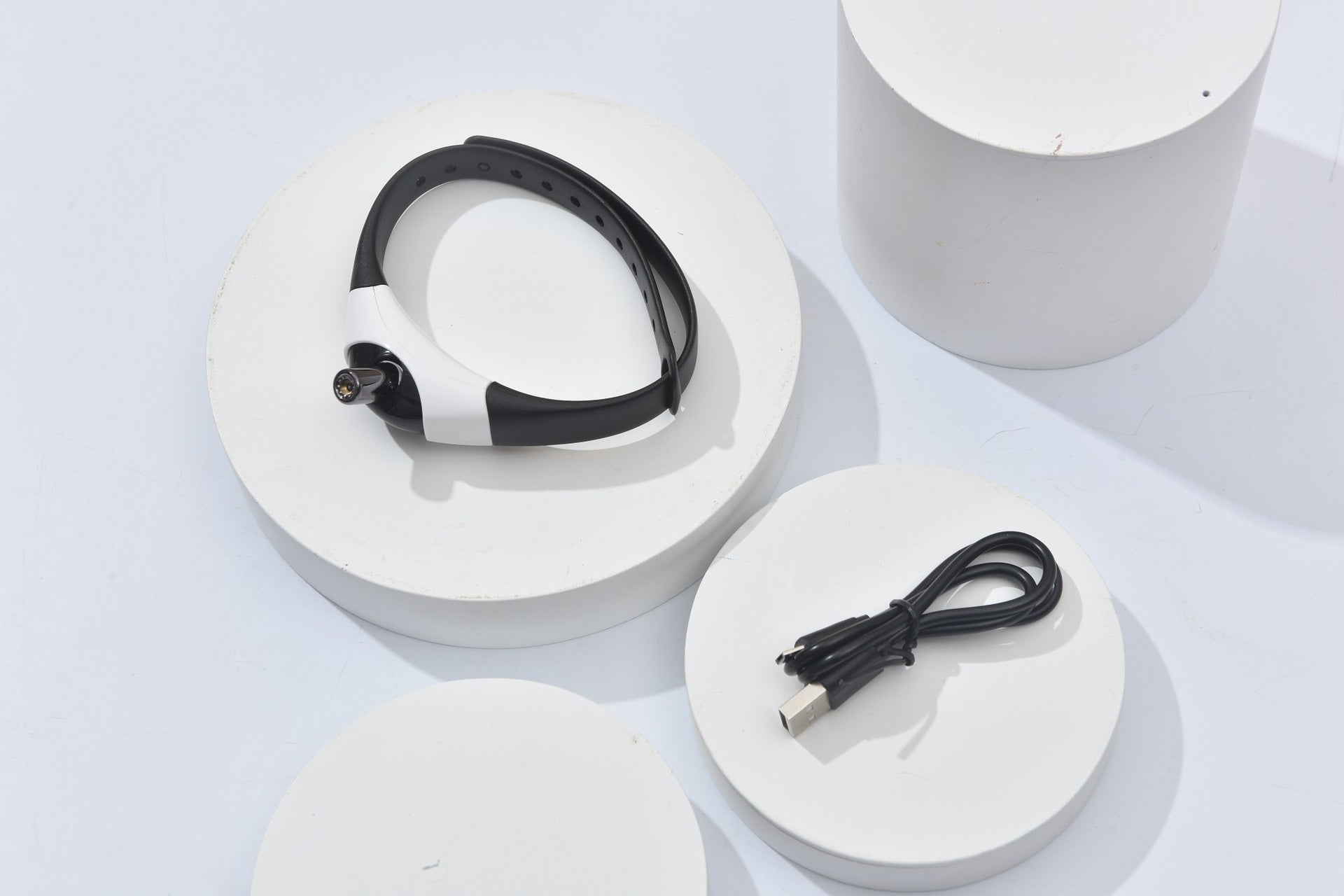 
Laser cat collar toy package contents including adjustable collar and USB charging cable on white display