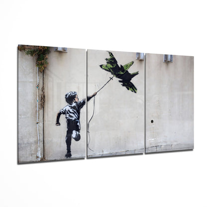 War kite glass wall art